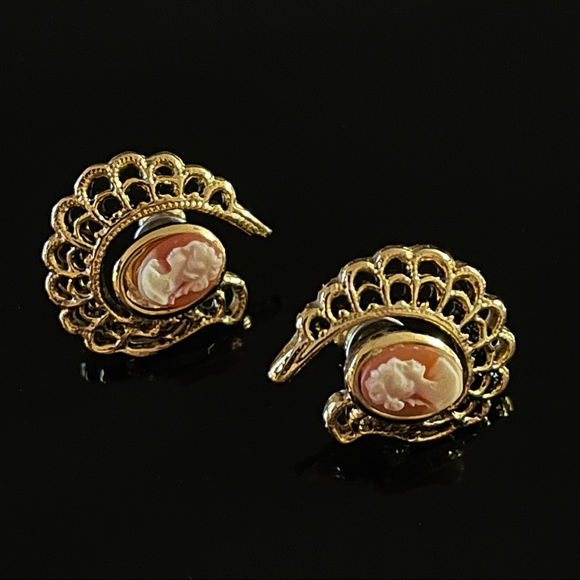 ✨Beautiful Vintage Cameo Earrings and Necklace Set - Picture 3 of 5